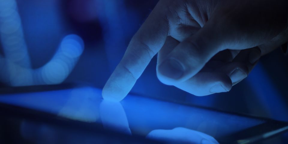 مضرات استفاده از تلفن همراه در تاریکی