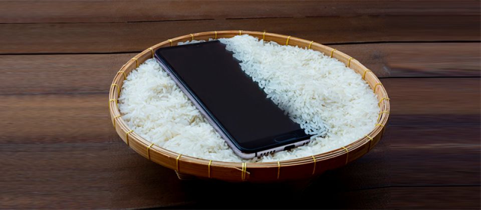 آیا قرار دادن گوشی در برنج هنگام خیس شدن تأثیری دارد؟