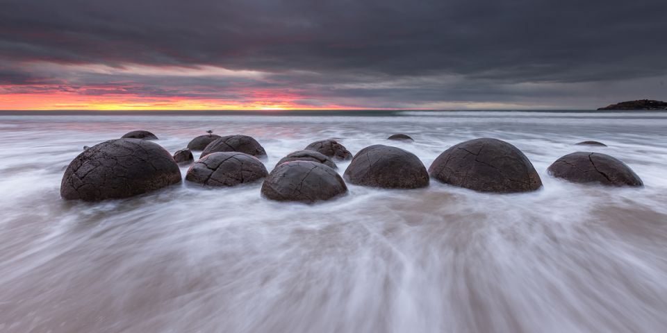 ساحلی با سنگ های تخم مرغی شکل در نیوزلند