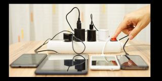 رها کردن شارژر در پریز برق بدون آن که دیوایسی به آن متصل باشد، ایرادی ندارد؟