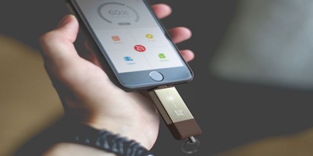 با این فلش تا ۲۵۶ گیگ به حافظه آیفون و آی‍پد خود اضافه کنید